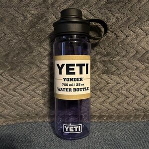 NWT Yeti Yonder 750 mL / 25 oz Bottle, Cosmic Lilac